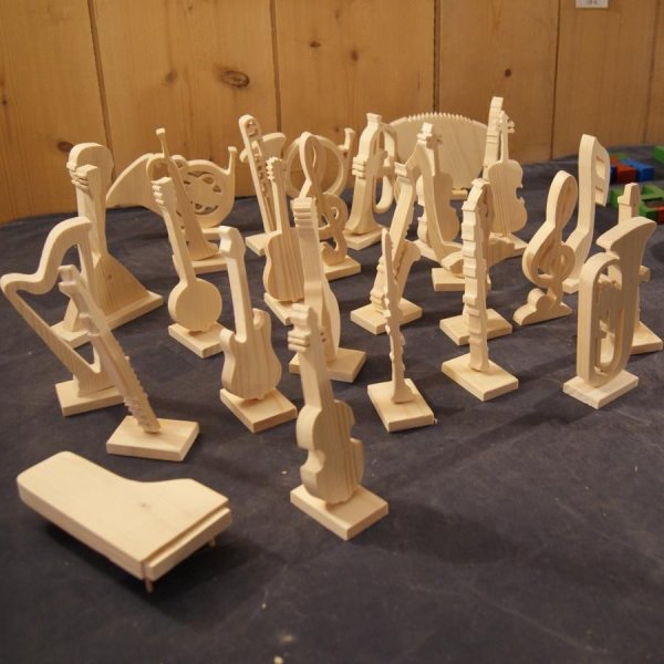 clarinette basse montée sur socle, decoupe en bois, décoration musicale table de fetes