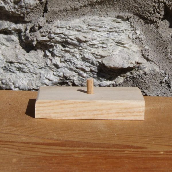 Coeur en bois 6 x 7.5 cm sur socle, marque place mariage, d&eacute;coration saint valentin, noces de bois