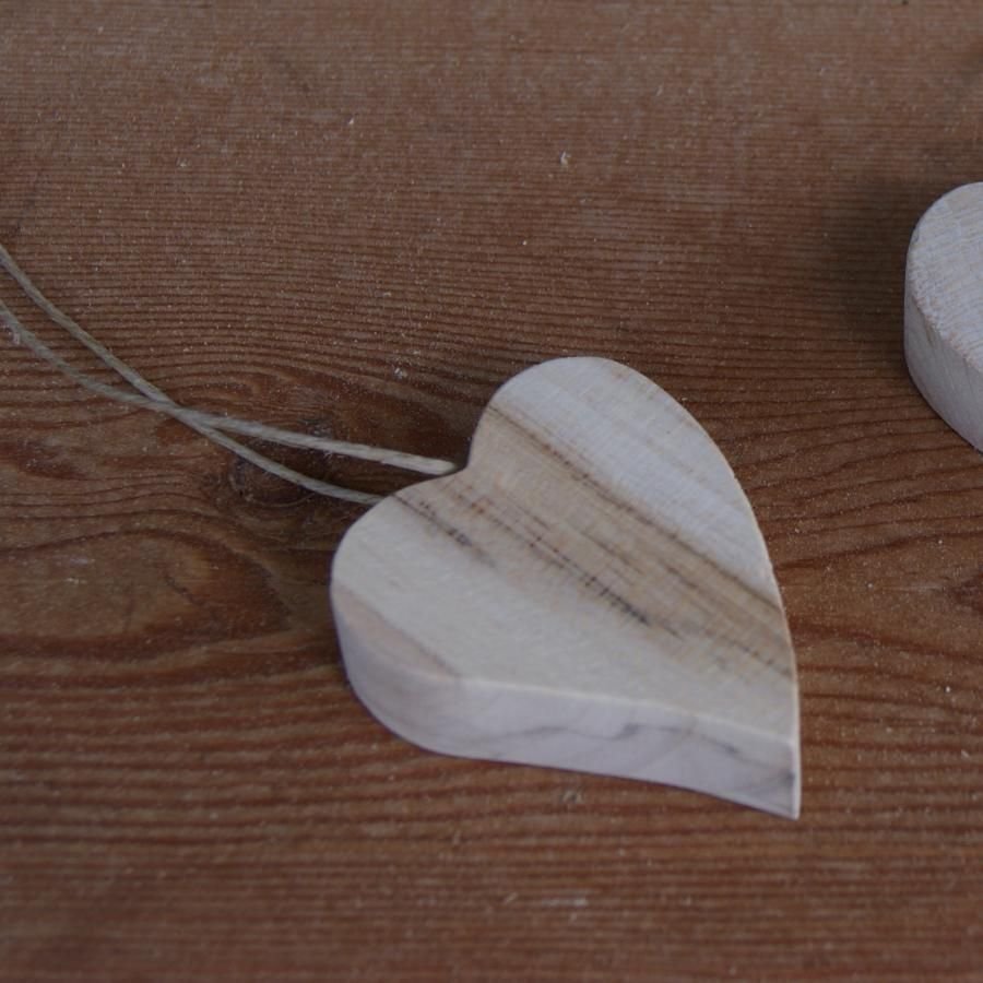Petit coeur incliné en bois de bouleau à suspendre