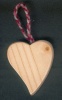 Petit coeur incliné en bois à suspendre Saint Valentin