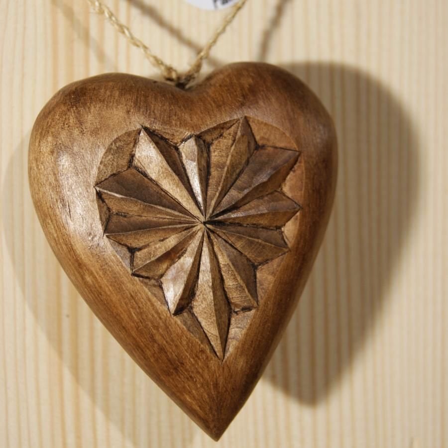 coeur sculpté en bois de tilleul, cadeau saint valentin, noces de bois, sculpté a la main