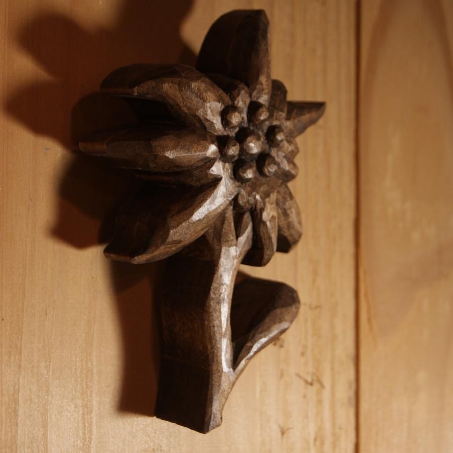 Edelweiss en bois découpée sculptée main cirée ton noyer, tilleul, sculpture, décoration intérieure