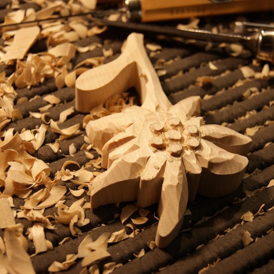 Edelweiss en bois, découpée sculptée main cirée ton merisier, décoration chalet, tilleul