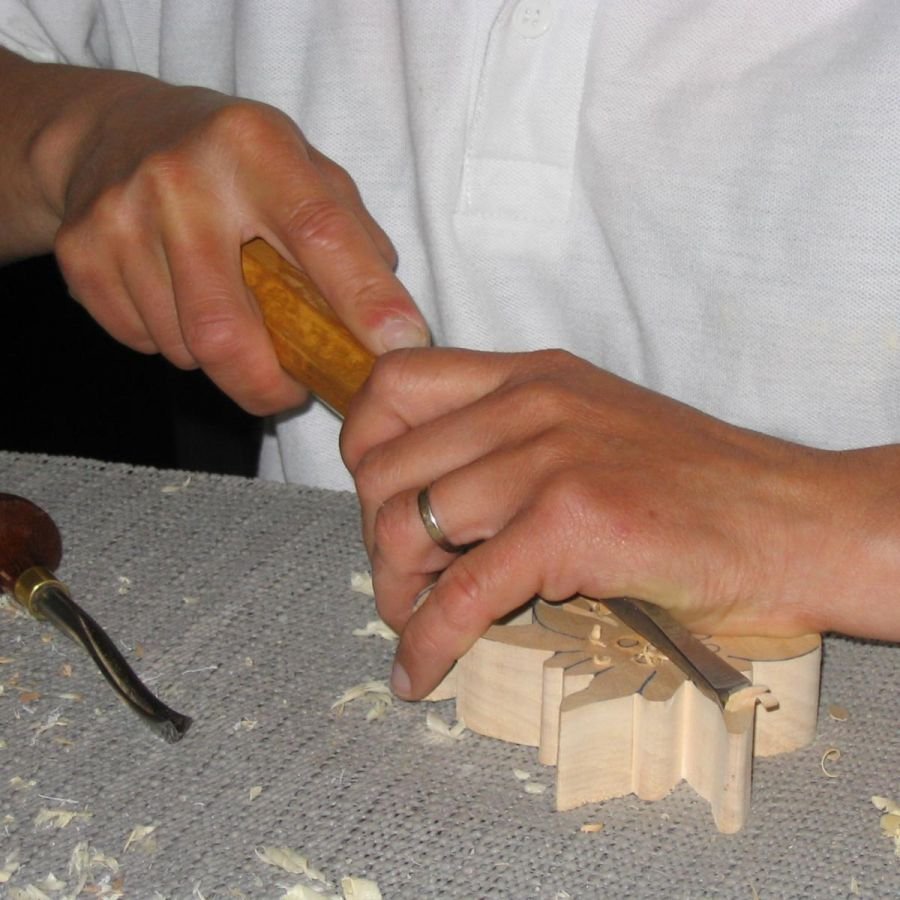 Edelweiss en bois, découpée sculptée main cirée ton merisier, décoration chalet, tilleul