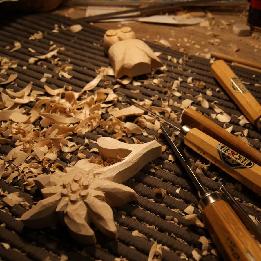 Edelweiss découpée sculptée a la main cirée nature