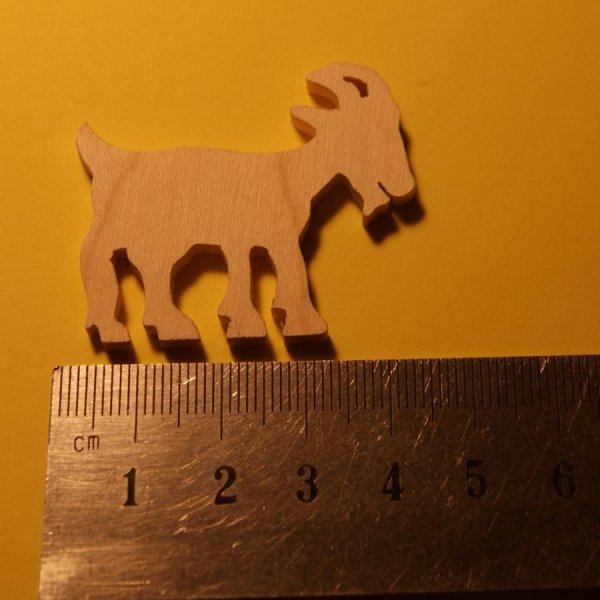 figurine miniature chèvre epaisseur 3mm embellissement a peindre et a coller bois massif fait main