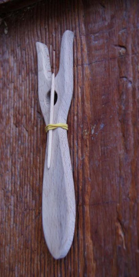 Fourchette à tricoter, lucette médiévale en bois de hetre massif fait main