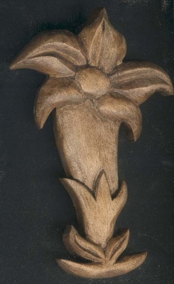 Gentiane bois de tilleul,  découpée sculptée cirée noyer, fait main en Savoie, décoration interieure chalet