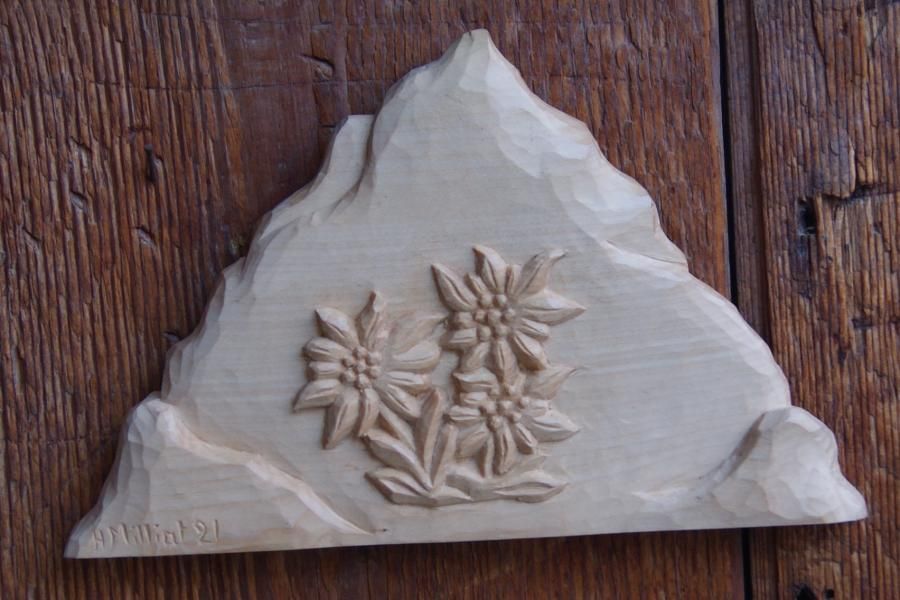 Montagne avec edelweiss sculpté main