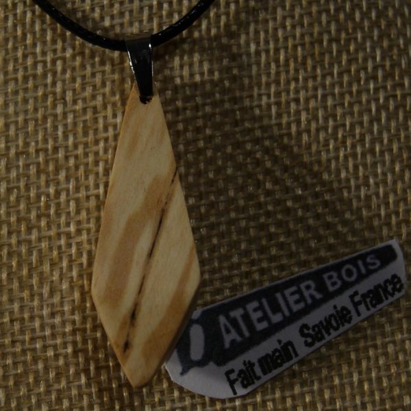 pendentif en bois de bouleau cir&eacute; bijou &eacute;thique, fait man, forme pyramidale