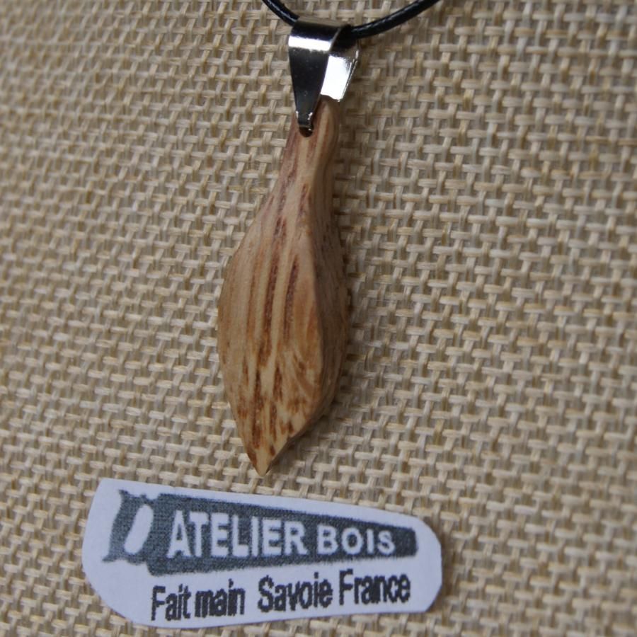 pendentif en bois  feuille en bois de chêne ciré, bijou éthique fait main