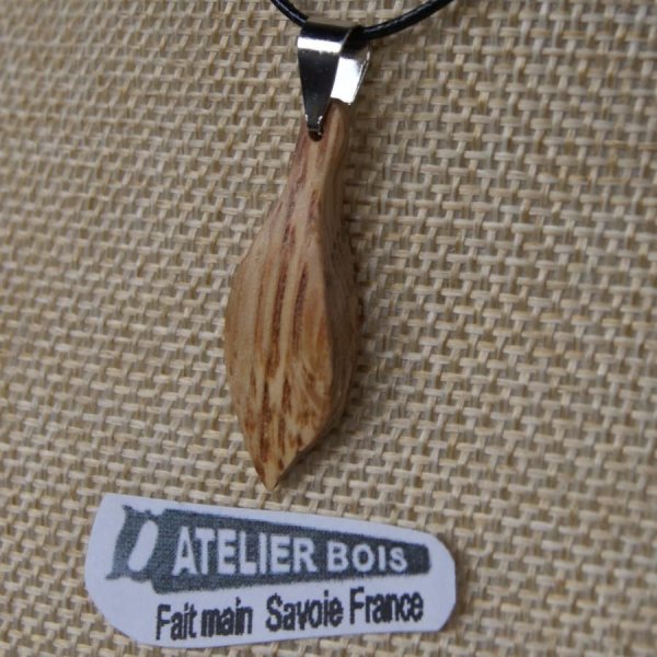 pendentif en bois  feuille en bois de ch&ecirc;ne cir&eacute;, bijou &eacute;thique fait main