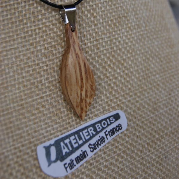 pendentif en bois  feuille en bois de ch&ecirc;ne cir&eacute;, bijou &eacute;thique fait main