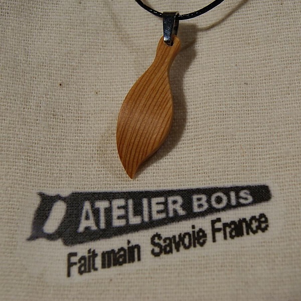 pendentif en bois  feuille en bois de M&eacute;l&egrave;ze cir&eacute;, bijou &eacute;thique fait main