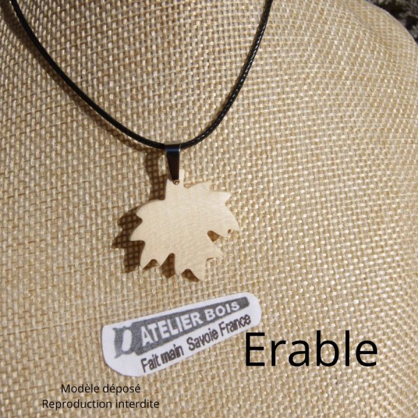 pendentif bois feuille d'&eacute;rable en bois cir&eacute; bijou &eacute;thique, fait main