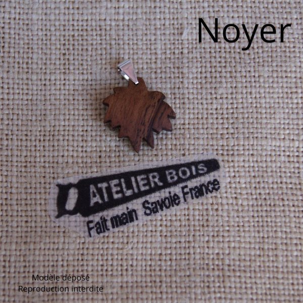 pendentif bois feuille d'&eacute;rable en bois cir&eacute; bijou &eacute;thique, fait main