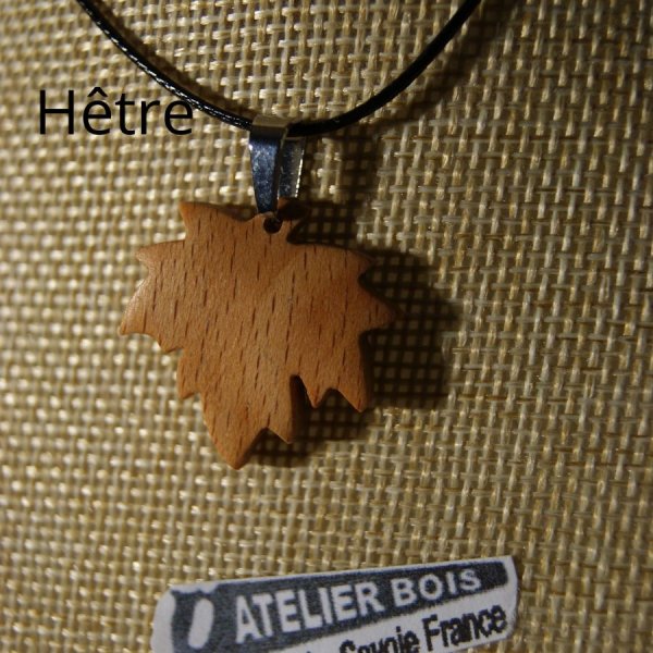 pendentif bois feuille d'&eacute;rable en bois cir&eacute; bijou &eacute;thique, fait main