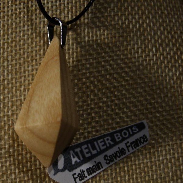 pendentif en bois de frene ciré bijou éthique, fait main, forme pyramidale