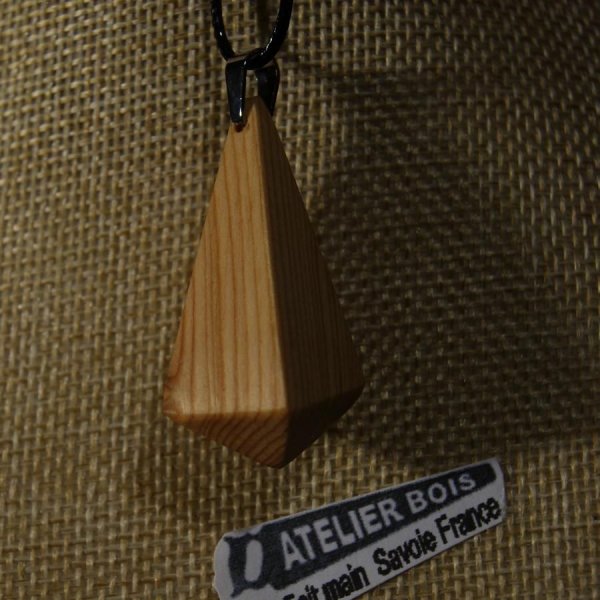 pendentif en bois de meleze, forme pyramidale,cir&eacute; bijou &eacute;thique, fait man