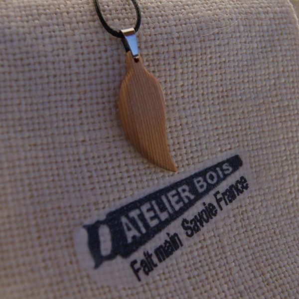 pendentif en bois  plume ou feuille en bois de Mélèze ciré, bijou éthique fait main