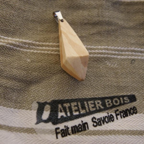 pendentif en bois de bouleau cir&eacute; bijou &eacute;thique, fait man, forme pyramidale