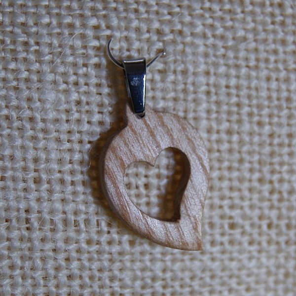 pendentif coeur en bois de fr&ecirc;ne, noce de bois, saint valentin,  bijoux bois et nature fabrication artisanale