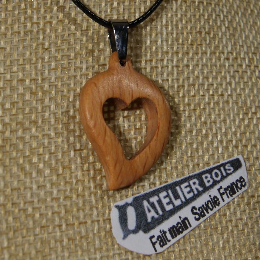 pendentif coeur en bois de hetre massif, idée cadeau noce de bois, saint valentin,  bijoux bois et nature fabrication artisanale