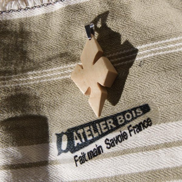 pendentif croix en &eacute;rable cir&eacute; bijou &eacute;thique, fait main