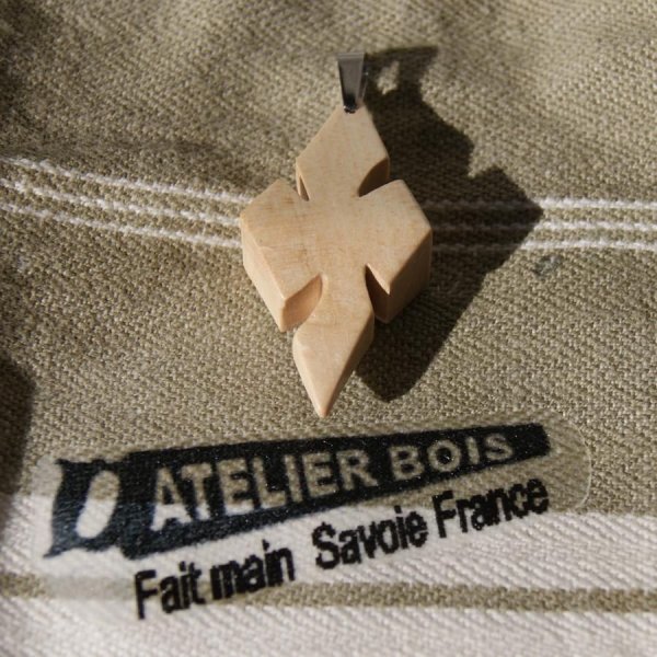 pendentif croix en &eacute;rable cir&eacute; bijou &eacute;thique, fait main