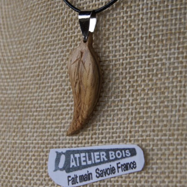 pendentif feuille bois de chene cir&eacute; bijou ethique en bois massif, bijou nature fait main, avec nervures