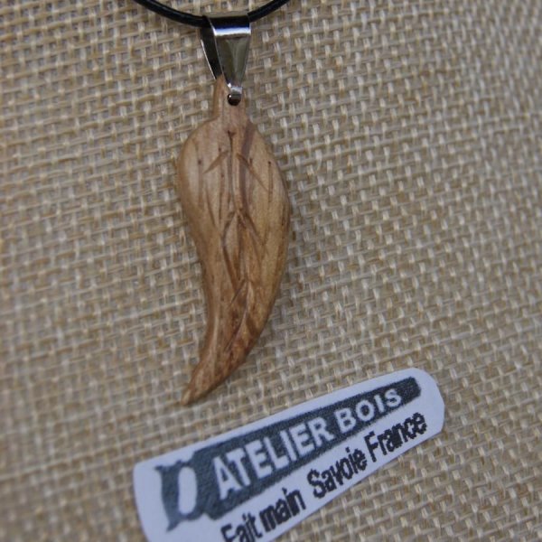 pendentif feuille bois de chene cir&eacute; bijou ethique en bois massif, bijou nature fait main, avec nervures