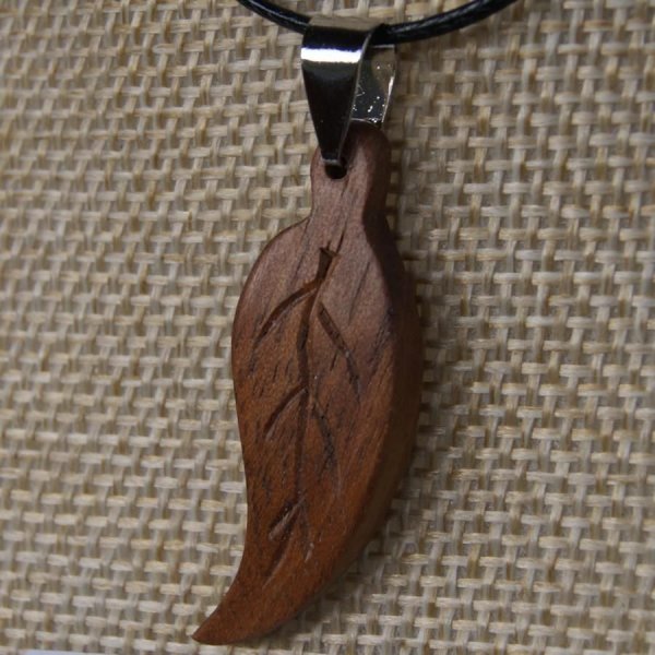 pendentif feuille bois de noyer cir&eacute; bijou ethique en bois massif, bijou nature fait main, avec nervures