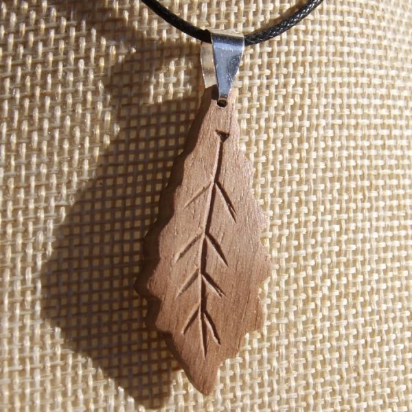 pendentif feuille de ch&ecirc;ne en bois de Noyer cir&eacute; bijou &eacute;thique, fait main