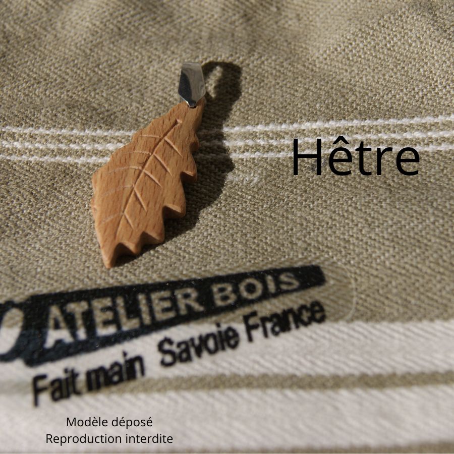 pendentif feuille de chêne en bois ciré bijou éthique, fait main