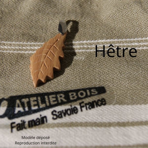pendentif feuille de ch&ecirc;ne en bois cir&eacute; bijou &eacute;thique, fait main