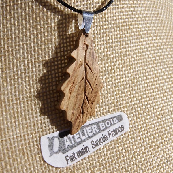 pendentif feuille de ch&ecirc;ne en bois de Ch&ecirc;ne cir&eacute; bijou &eacute;thique, fait main