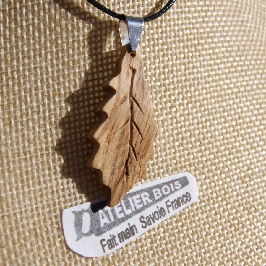 pendentif feuille de chêne en bois de Chêne ciré bijou éthique, fait main