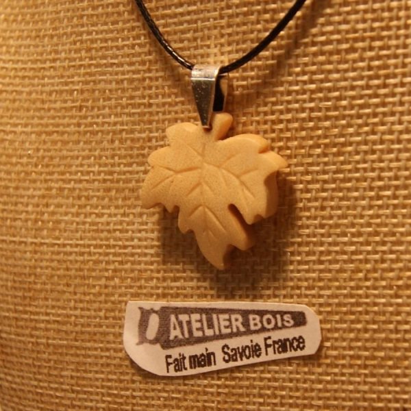 pendentif feuille d'&eacute;rable en bois d'&eacute;rable nervur&eacute; cir&eacute; bijou &eacute;thique, fait main
