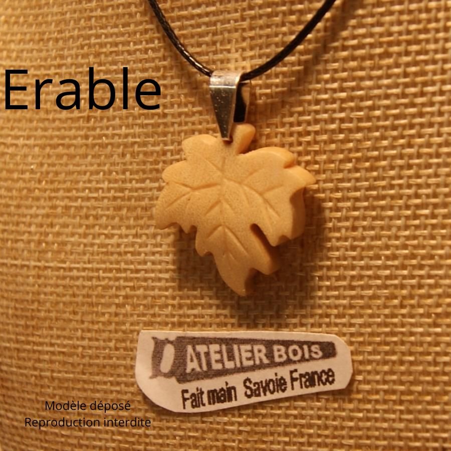 pendentif feuille d'érable en bois nervuré ciré bijou éthique, fait main, noce d erable 58 ans de mariage