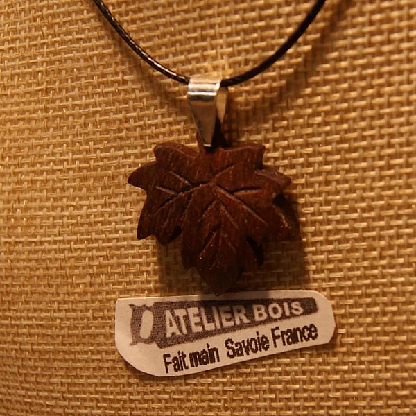 pendentif feuille d'&eacute;rable en bois de noyer nervur&eacute; cir&eacute; bijou &eacute;thique, fait main