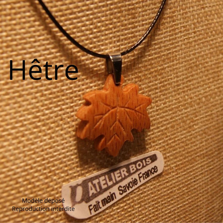 pendentif feuille d'érable en bois nervuré ciré bijou éthique, fait main, noce d erable 58 ans de mariage