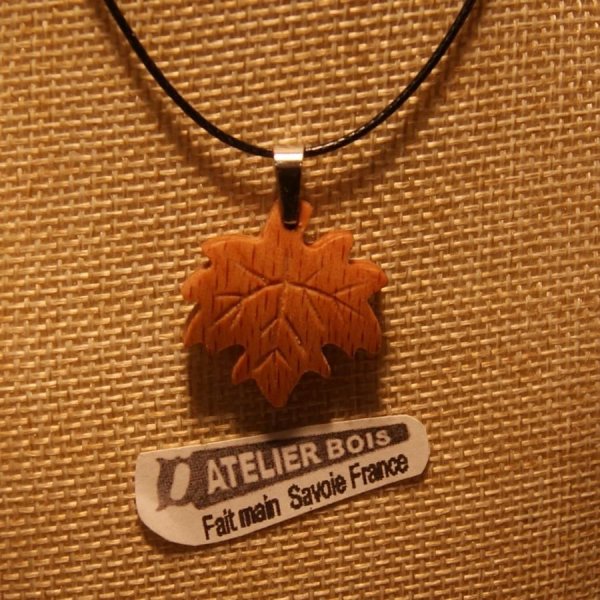 pendentif feuille d'érable en bois de hetre nervuré ciré bijou éthique, fait main