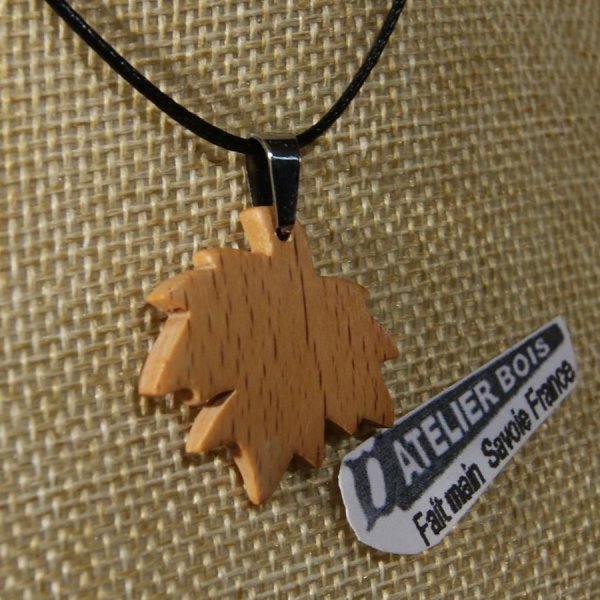 pendentif bois feuille d'érable en bois de Hêtre ciré bijou éthique, fait main
