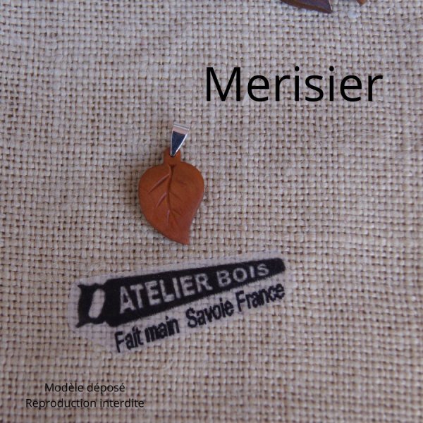 pendentif feuille ronde en bois nervur&eacute; cir&eacute; bijou &eacute;thique, fait main