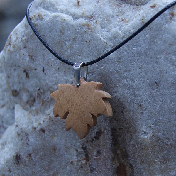 pendentif feuille d'&eacute;rable en merisier cir&eacute; bijou &eacute;thique 