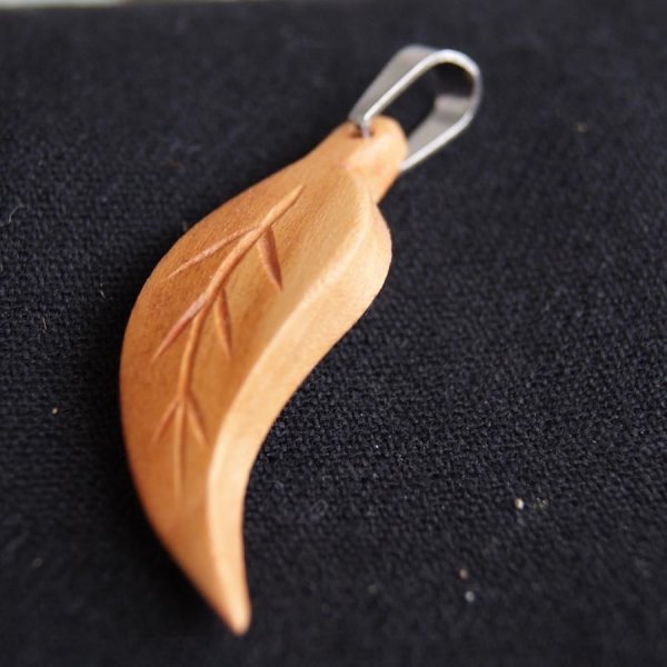 pendentif feuille bois de merisier cir&eacute; bijou ethique en bois massif, bijou nature fait main avec nervures