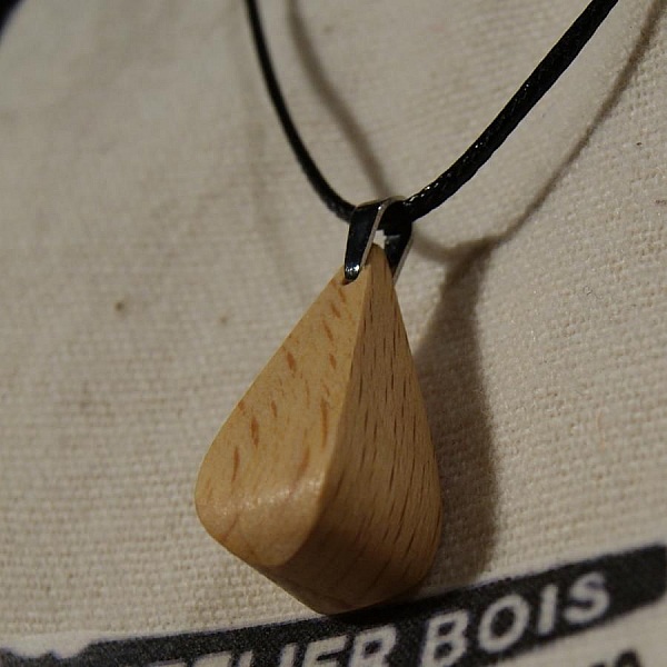 pendentif goutte en bois de H&ecirc;tre cir&eacute;, bijou &eacute;thique fait main