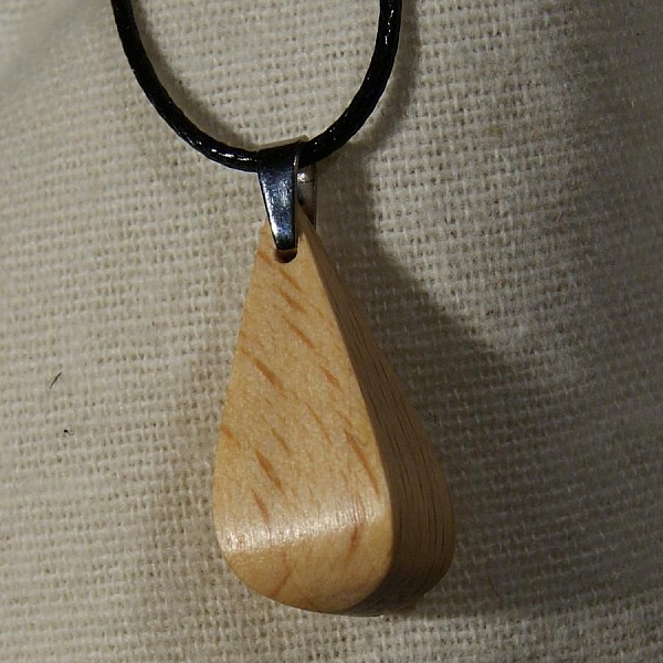 pendentif goutte en bois de H&ecirc;tre cir&eacute;, bijou &eacute;thique fait main