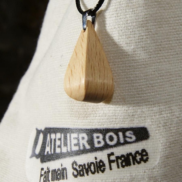 pendentif goutte en bois de H&ecirc;tre cir&eacute;, bijou &eacute;thique fait main