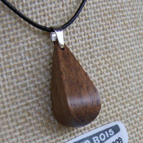 pendentif gouttelette en 3D en bois cir&eacute;, bijou &eacute;thique fait main